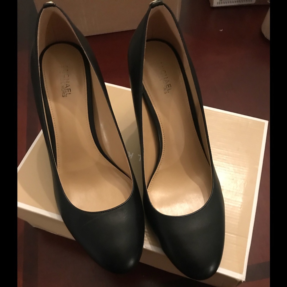 MICHAEL Michael Kors Susan flex black pumps size 9